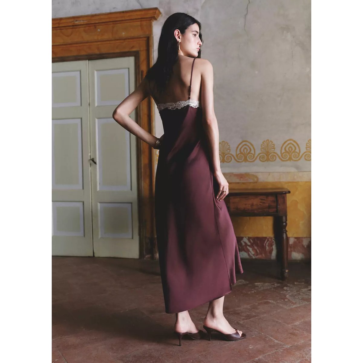 Robe satinée en dentelle grenat, MANGO