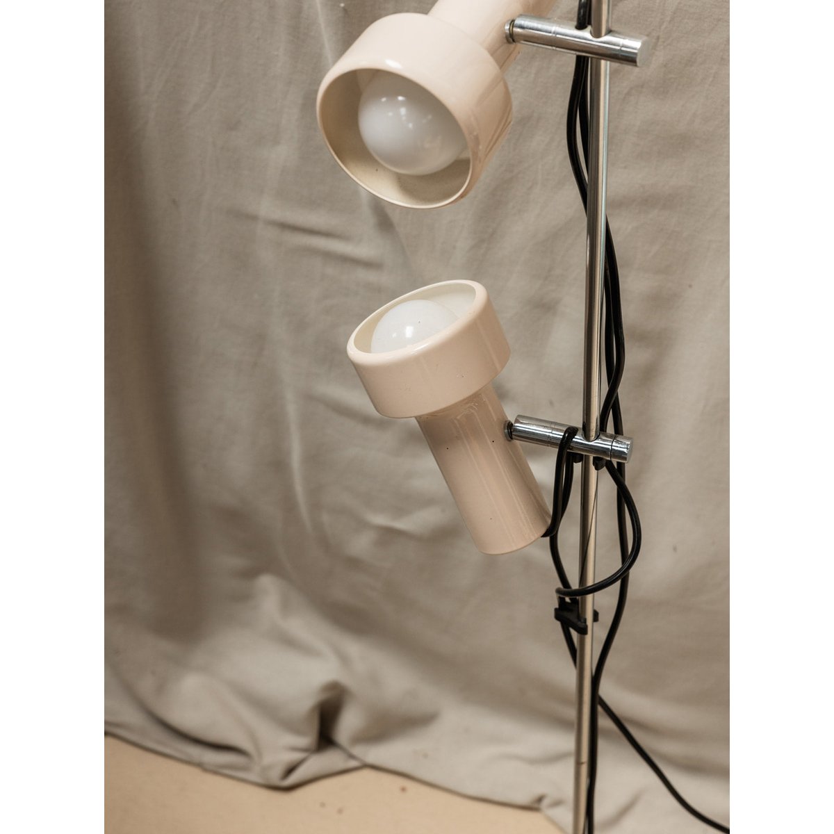 Lampadaire en plastique Julien N°133 - Bon état argenté, DEBONGOUT