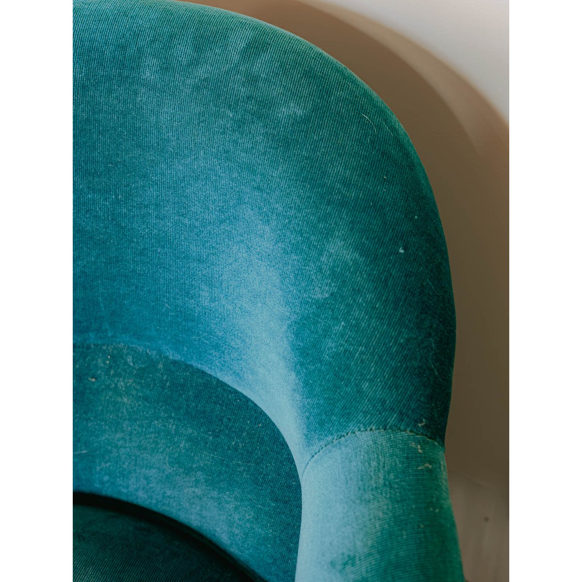 Fauteuil crapaud en velours bleu canard Ernest N°1091 - Bon état bleu, DEBONGOUT