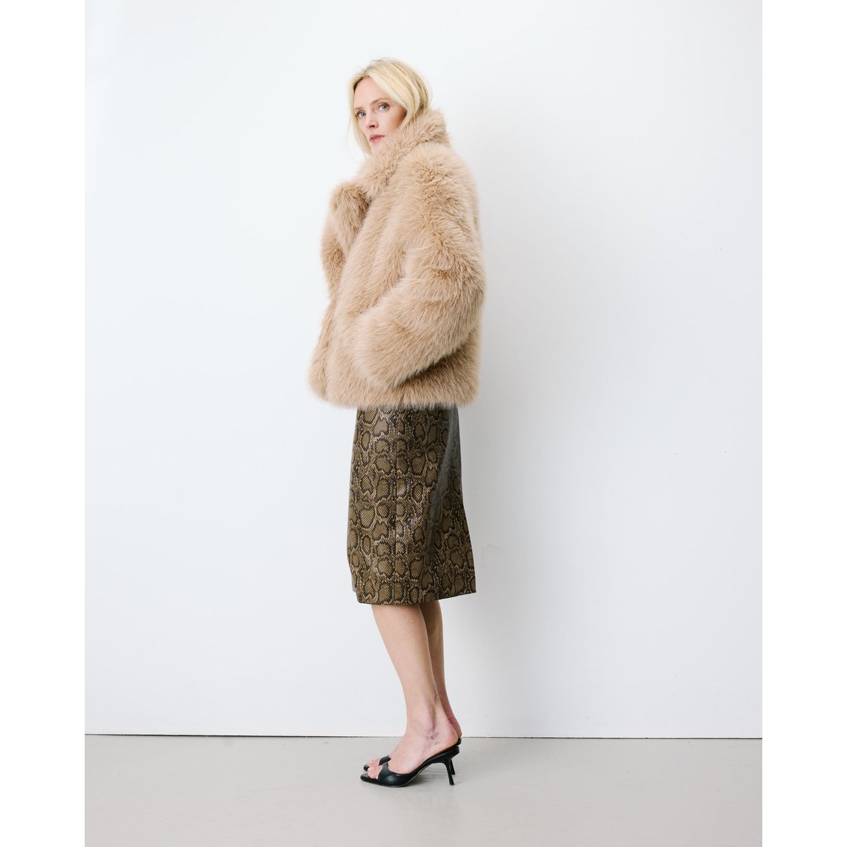 Manteau Imitation fourrure croisé beige Amy beige, GRACE & MILA
