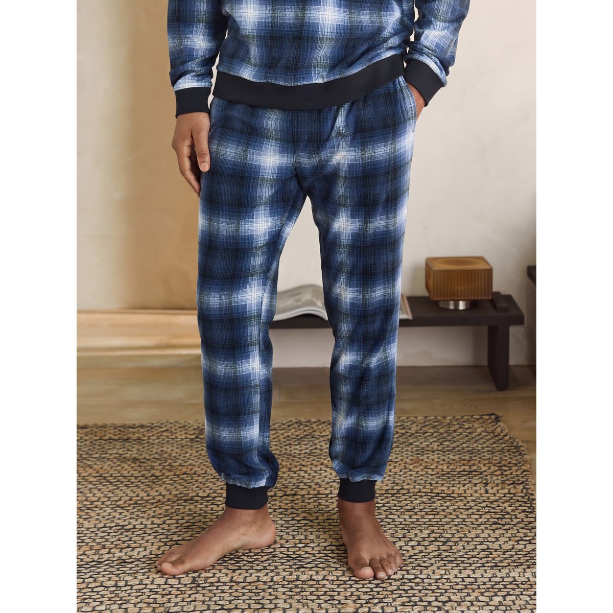 Pyjama motionflex à manches longues carreaux bleu marine, NEXT