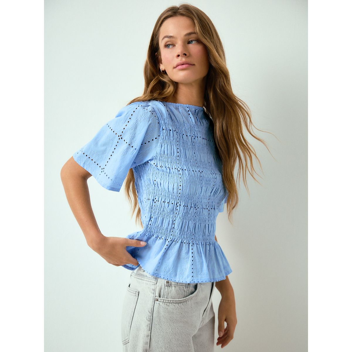 Haut smocké à manches courtes et col bateau broderie bleue, NEXT
