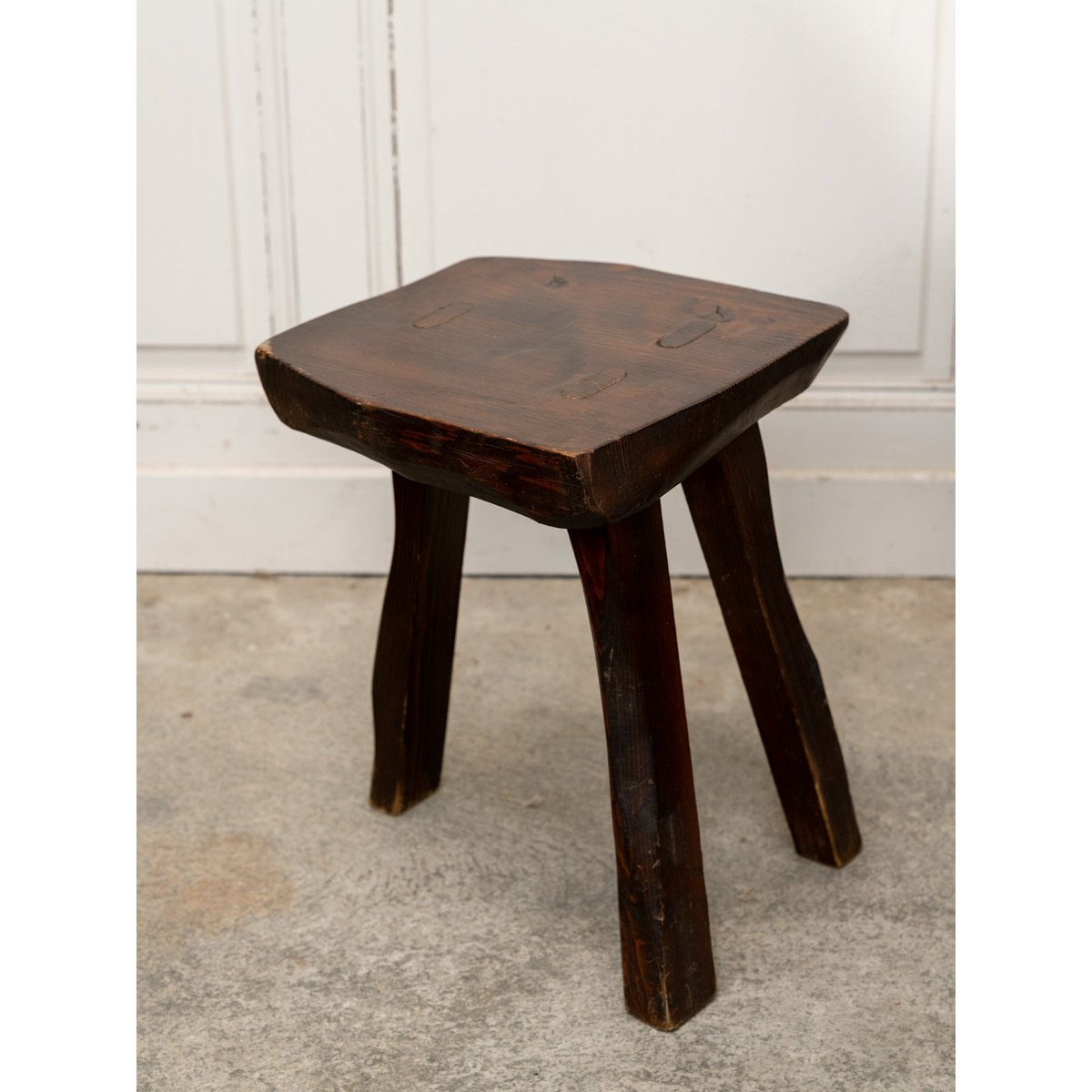 Table brutaliste et ses cinq tabourets Ange N°25 - Bon état bois foncé, DEBONGOUT