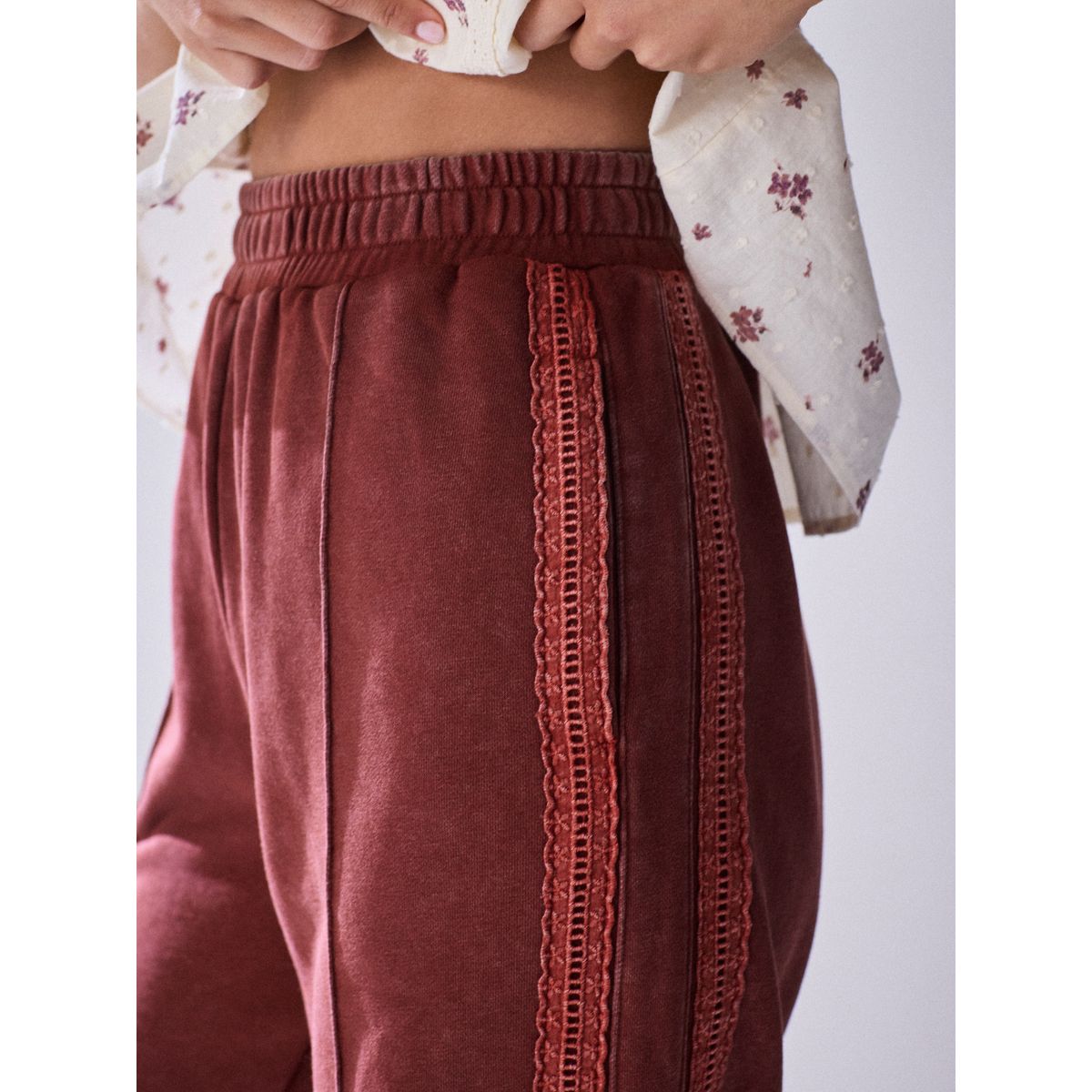 Pantalon de jogging large délavé à dentelle rouge, NEXT