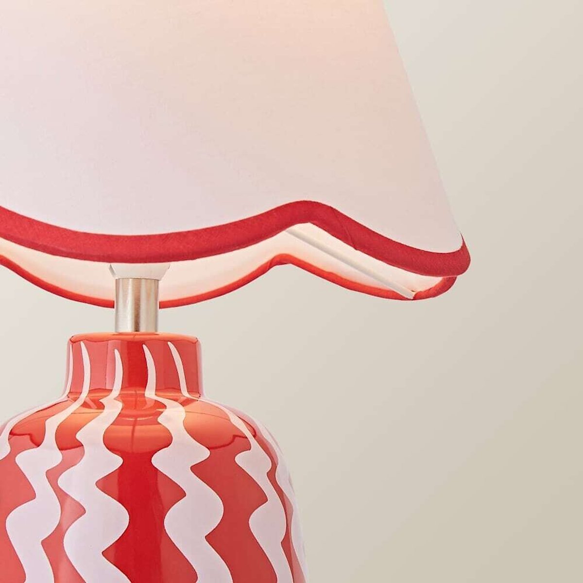 Katey Wiggle Stripe Table Lamp with Scallop Shade red, SO'HOME