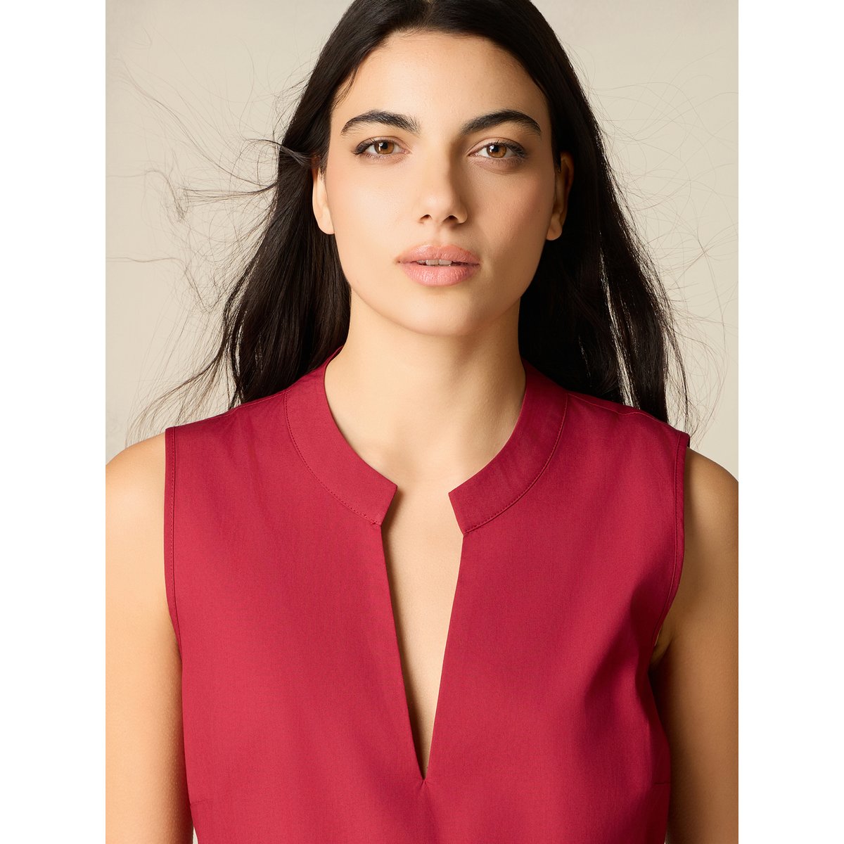 Robe évasée réalisée en couleur unie rouge, OLTRE