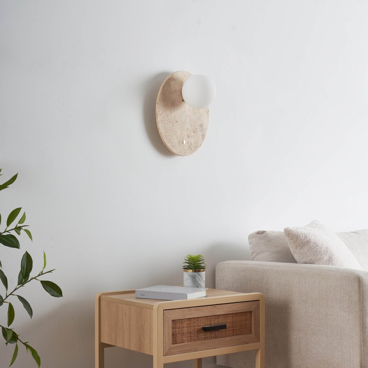 Applique globe opale sur travertin - ORÉ beige et blanc, KOSILUM