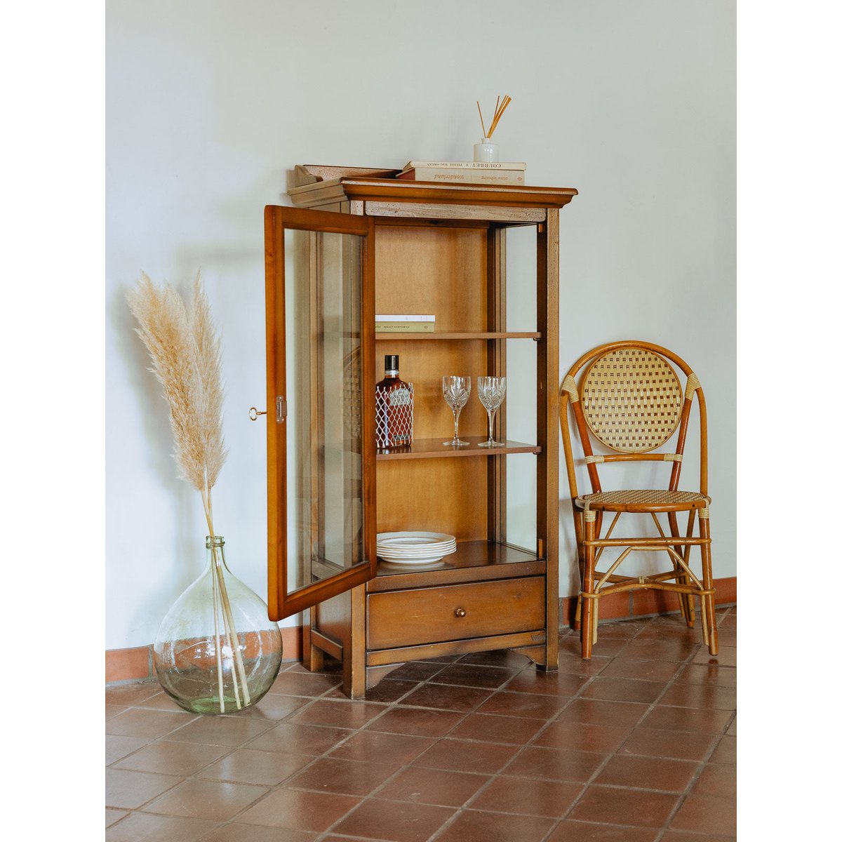 Vitrine en merisier patiné Victoria N°1295 - Bon état bois clair, DEBONGOUT