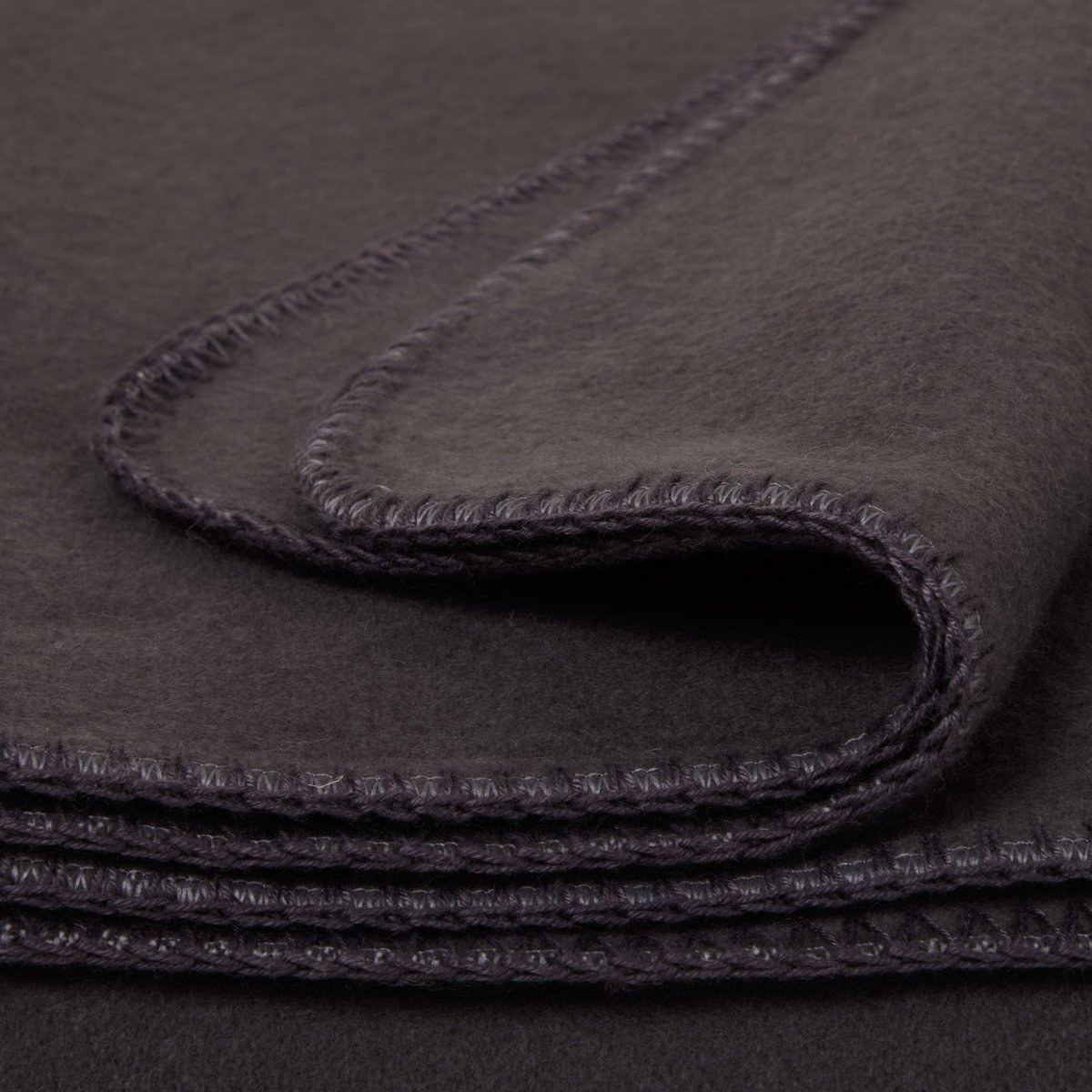 plaid en Coton gratté et finition en point de feston SWAHN gris plomb, MADURA