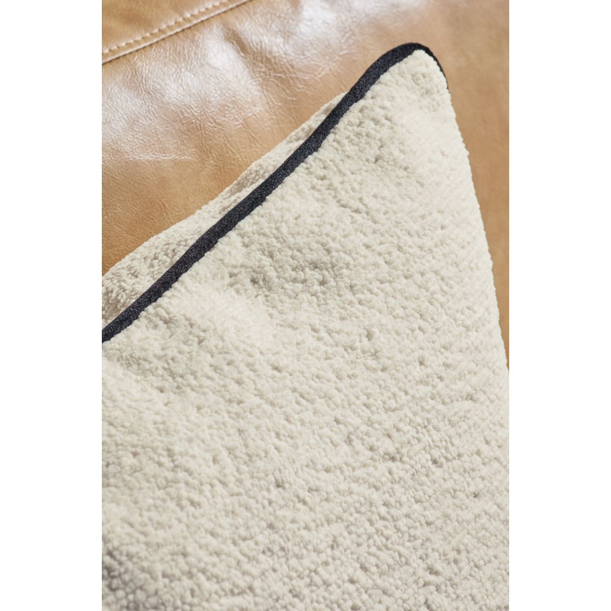 Coussin texturé en chenille bouclée ivoire, NEXT