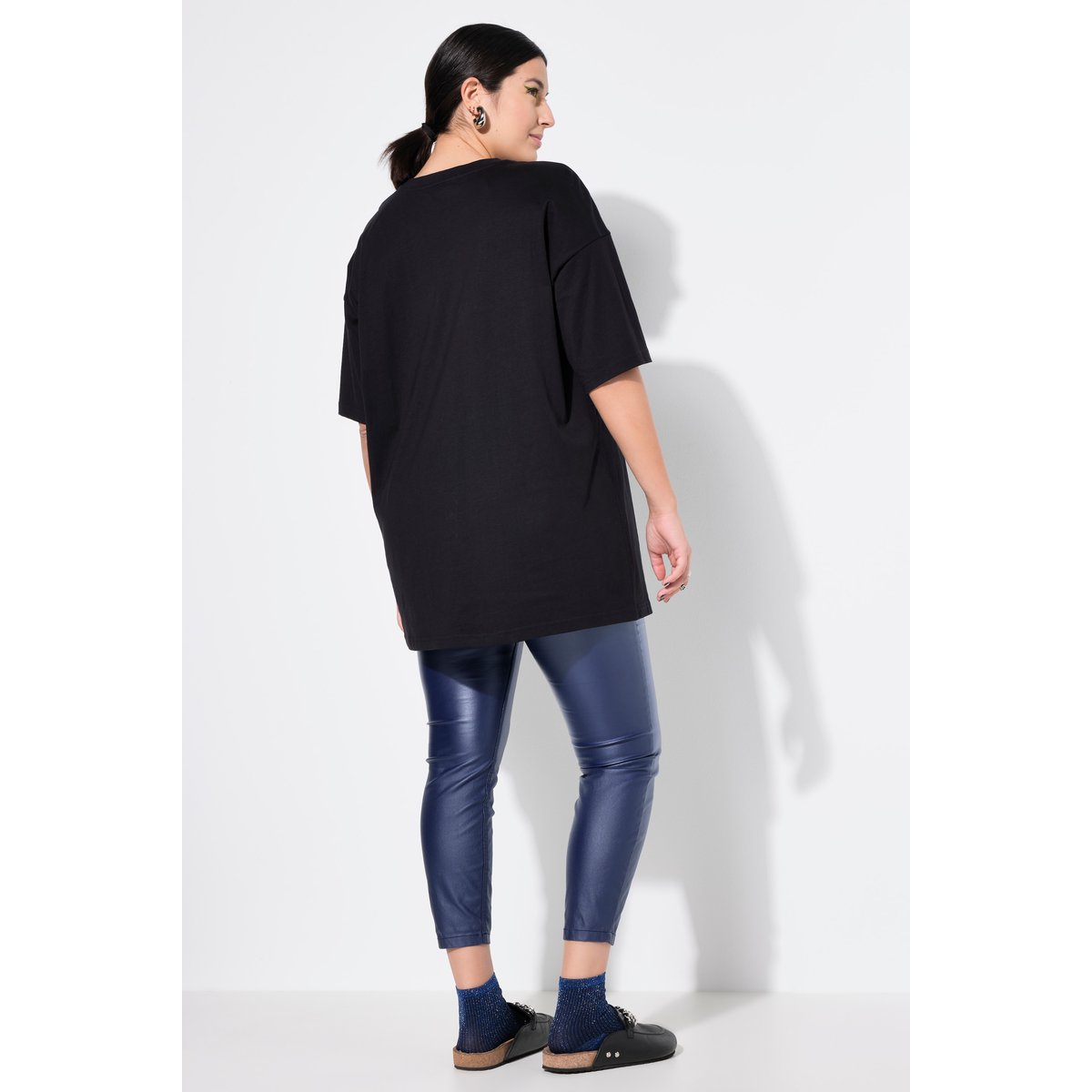 Modèle skinny, tissu enduit, 5 poches marine, STUDIO UNTOLD