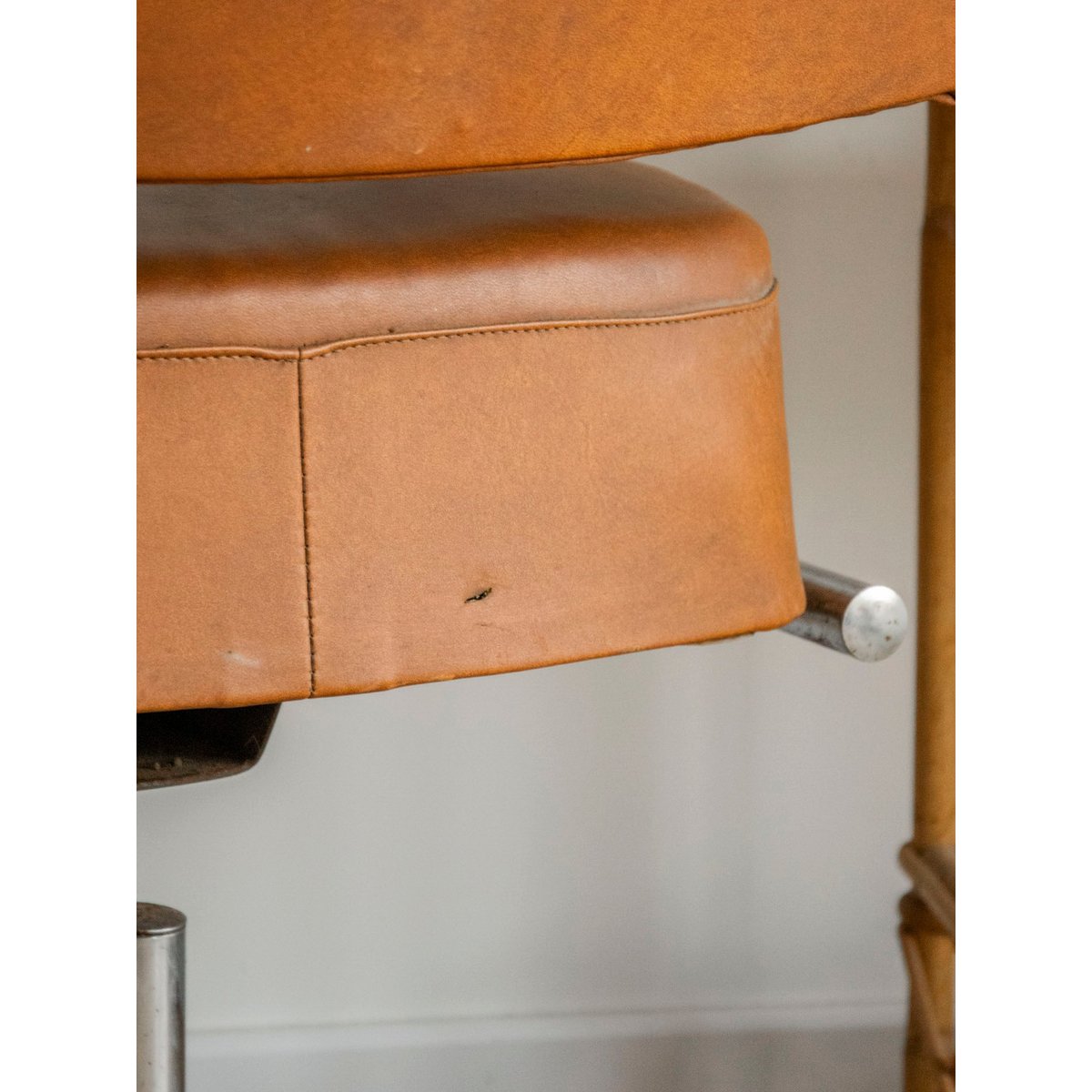 Fauteuil de barbier en cuir camel Jakob N°1359 - Bon état camel, DEBONGOUT