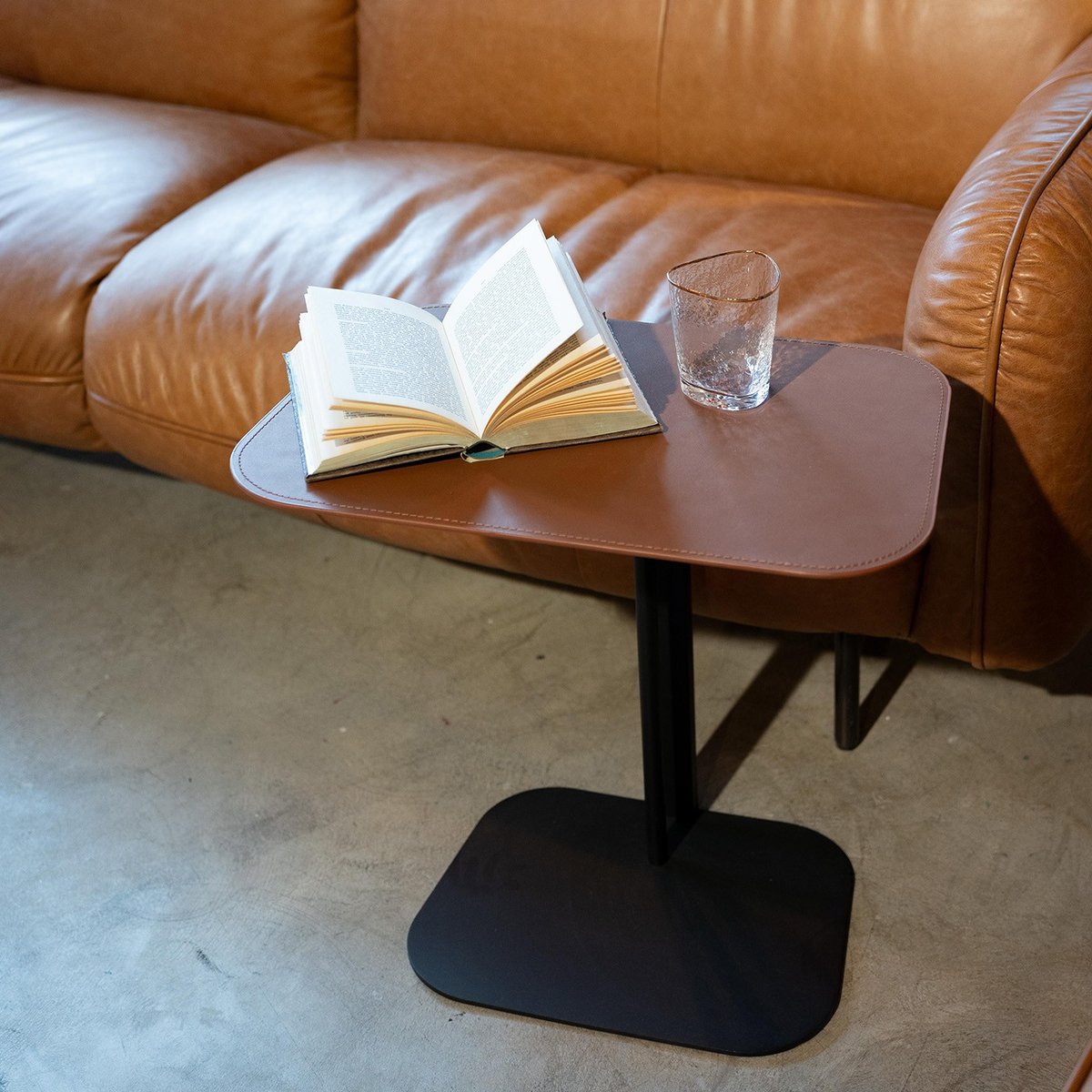 Table d'appoint en simili et acier, HEDI marron, KARE DESIGN