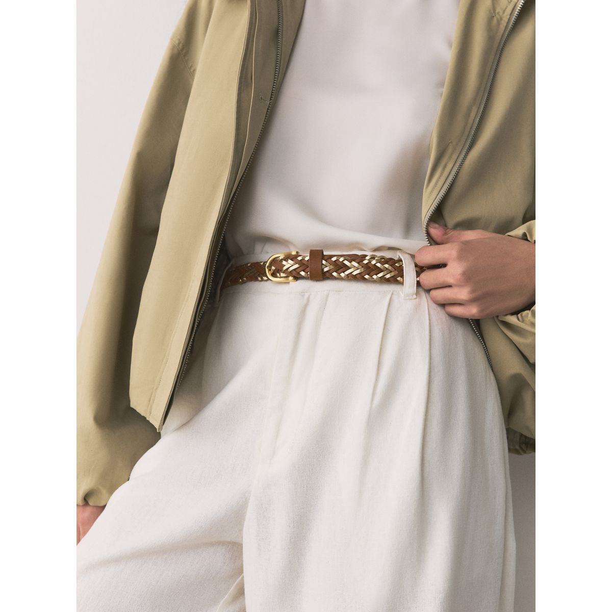 Ceinture fine métallisée en cuir tressé main brun clair/doré, NEXT