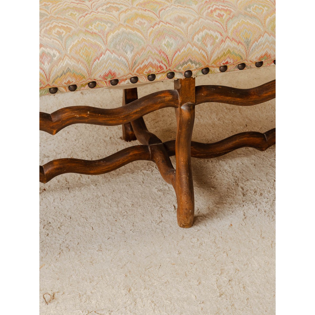 Banquette en bois et tissu à motifs Martine N°154 - Bon état bois foncé, DEBONGOUT