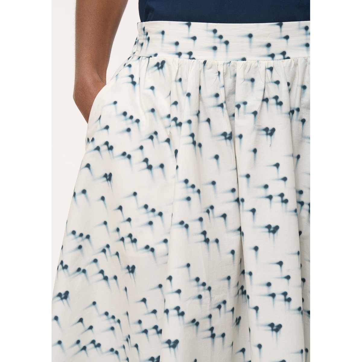 Jupe midi évasée en popeline de coton imprimée marine/off white, HUMILITY