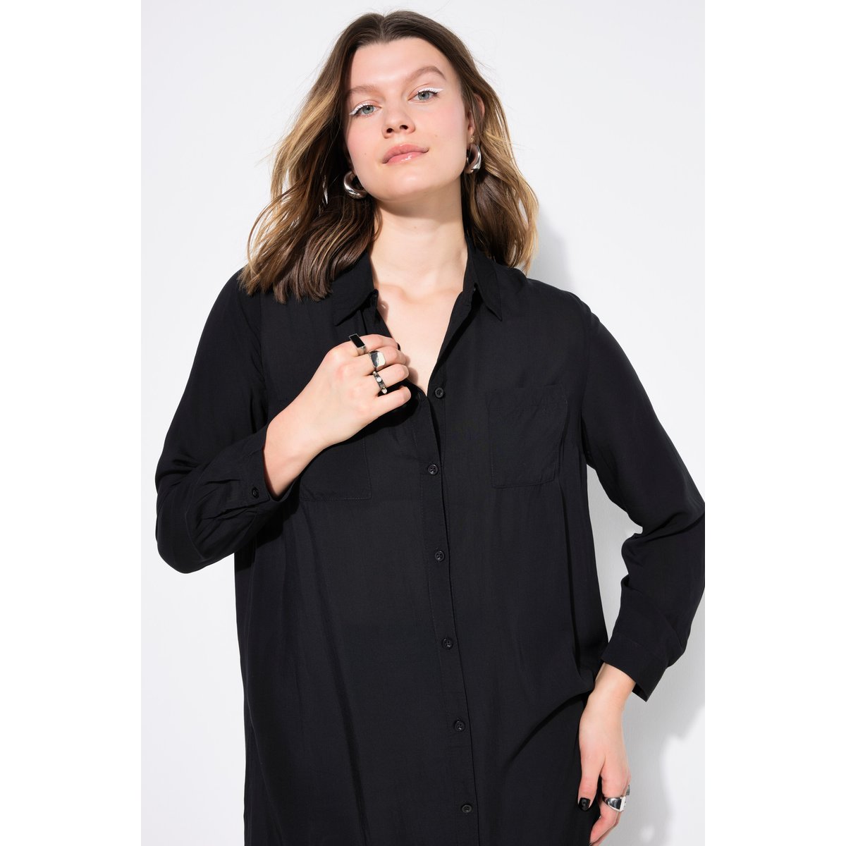 Chemise longue coupe Boxy en modal. Col noir, STUDIO UNTOLD