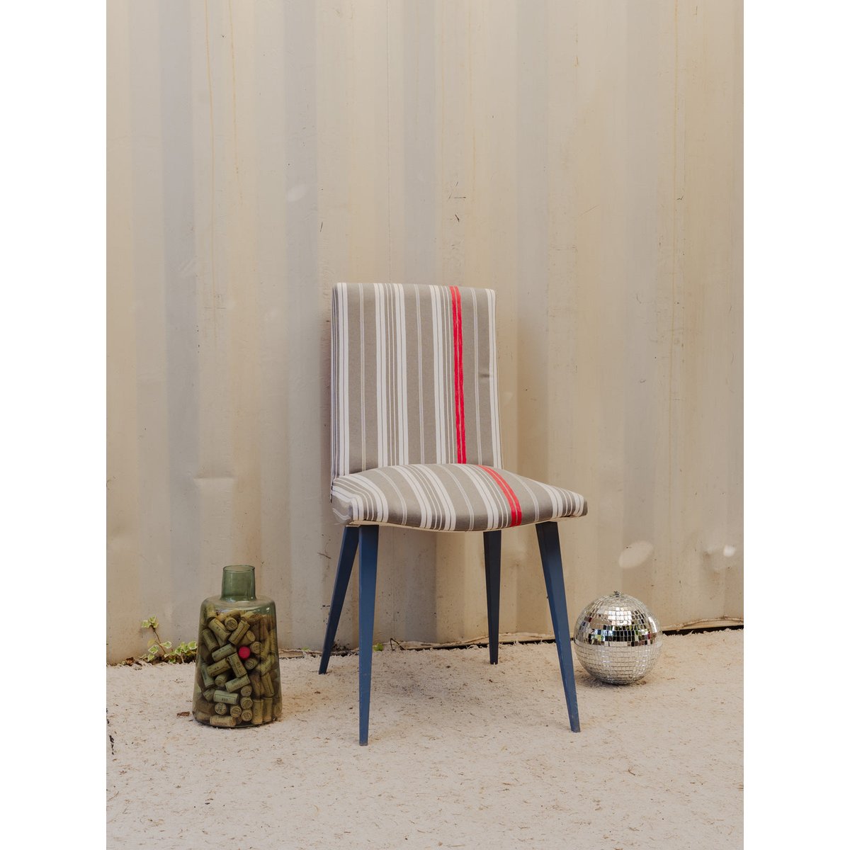 Chaise en tissu rayé et bois Alma N°1852 - Bon état gris, DEBONGOUT