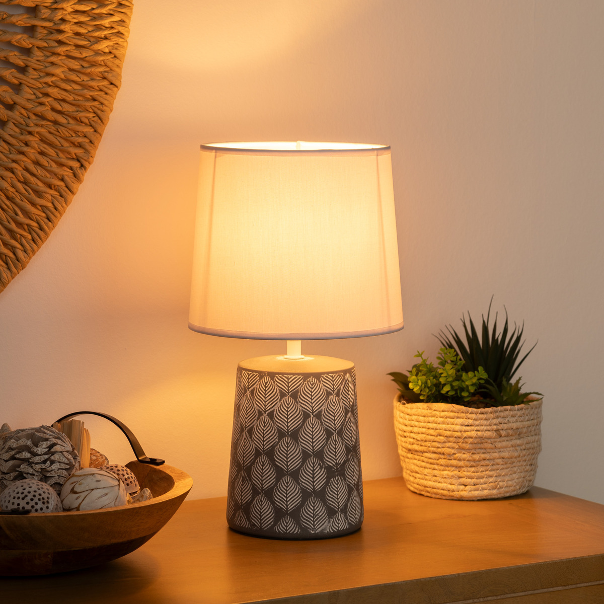 Lampe à poser en grès motifs sculptés CYRIL gris, ATMOSPHERA