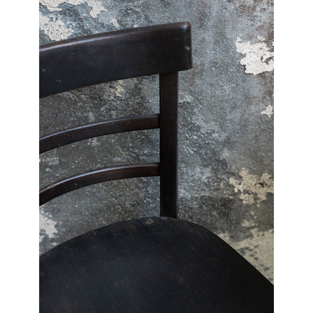 Paire de chaises en bois Claude N°1261 - Bon état bois foncé, DEBONGOUT