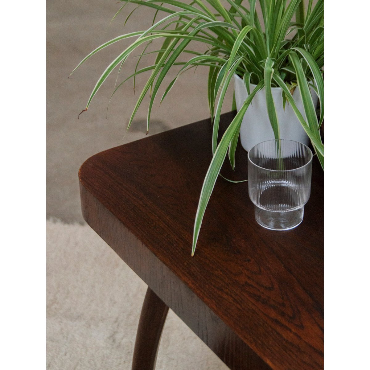 Table d'appoint en bois foncé Hanna N°772 - Bon état bois foncé, DEBONGOUT