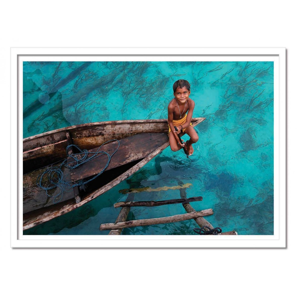 Affiche d’art et cadre noir 50 x 70 cm - Bajau Boy - Hesham  Alhumaid affiche d'art, WALL EDITIONS