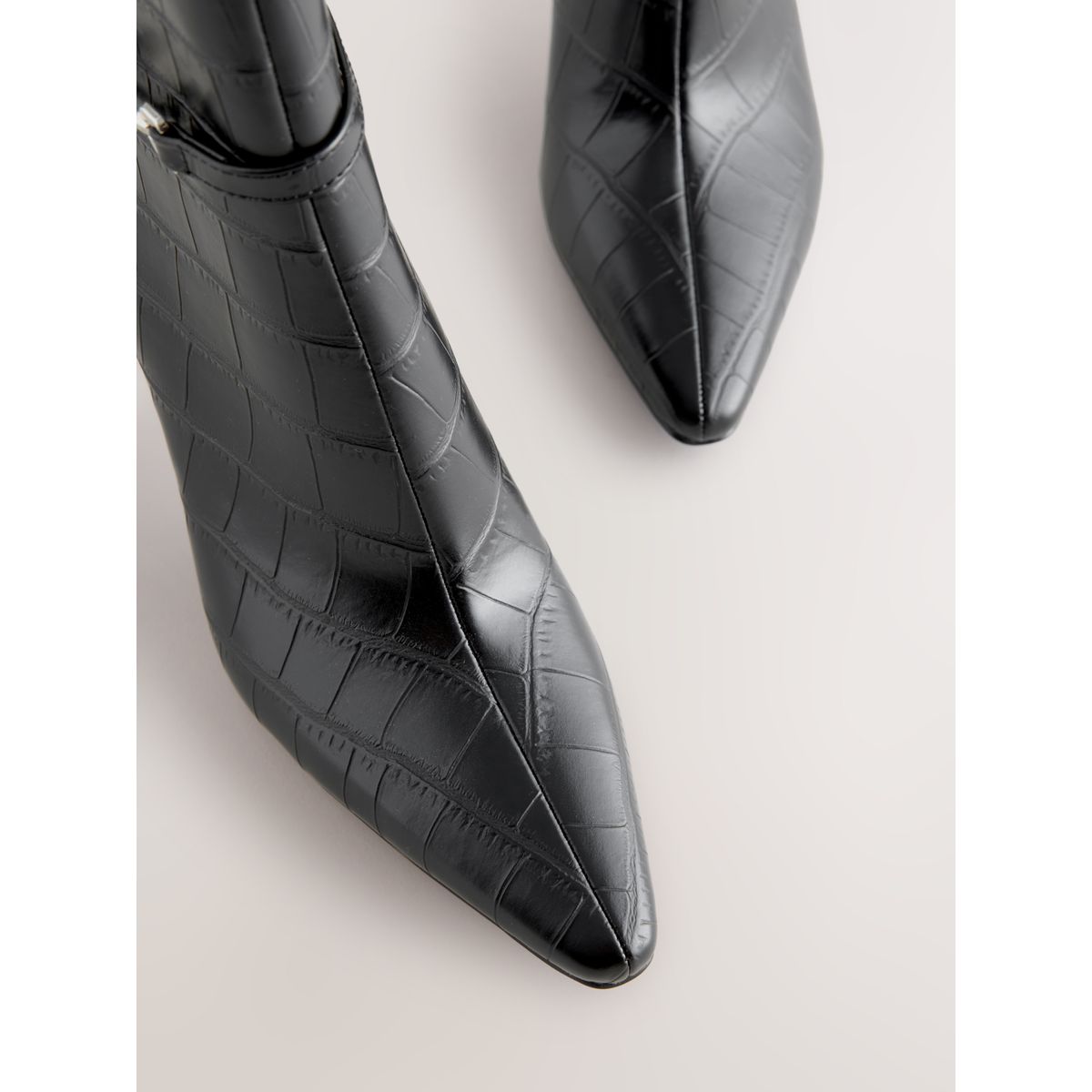 Bottines à talons avec métal forever comfort® crocodile noir en relief, NEXT