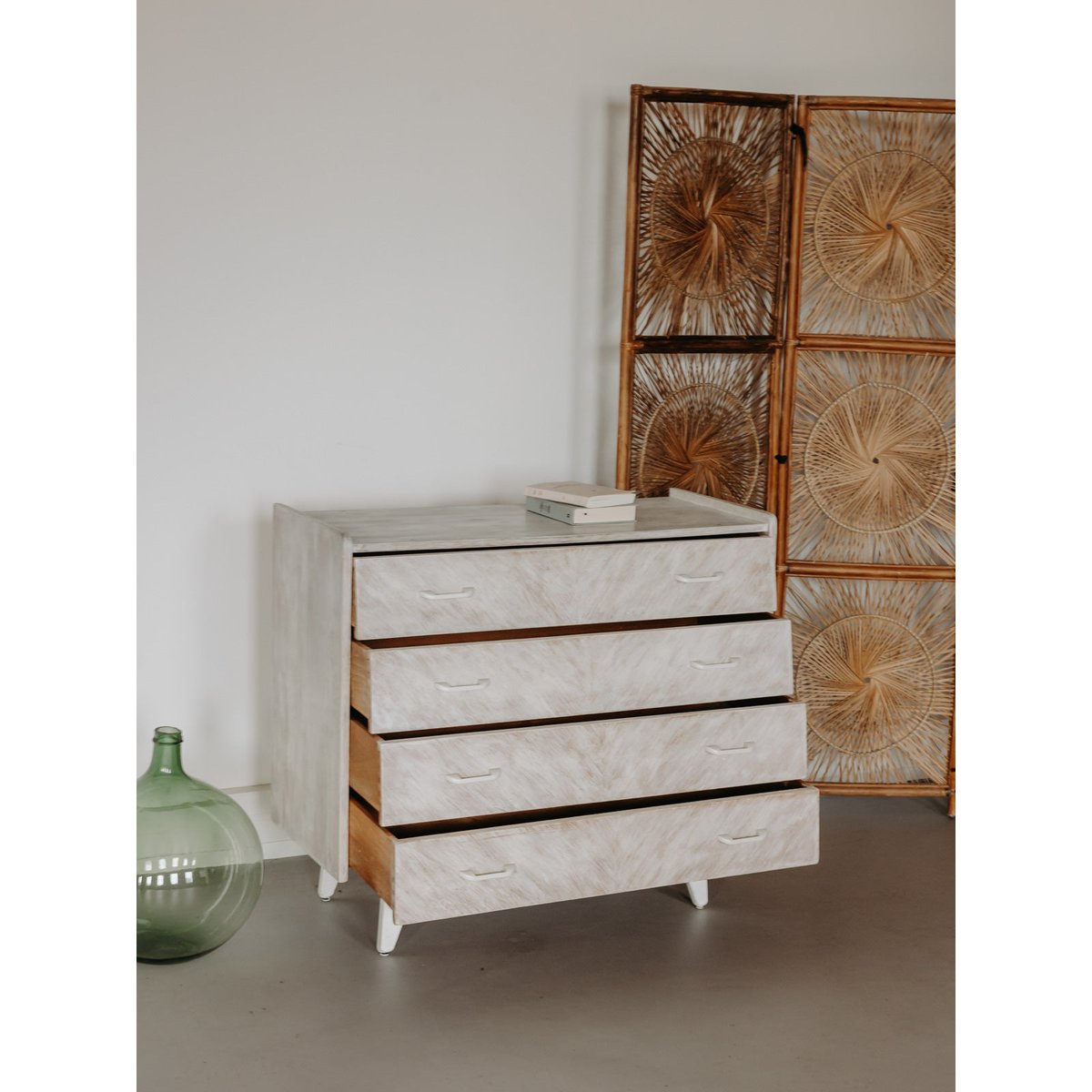 Jolie commode en bois teinté couleur crème Olga N°1109 - Bon état crème, DEBONGOUT