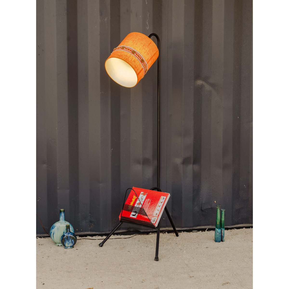 Lampadaire porte-revues en métal noir Julien N°392 - Bon état noir, DEBONGOUT