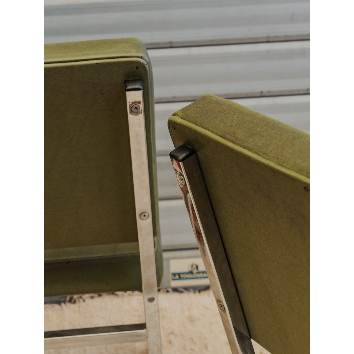 Paire de chaises en cuir vert et chromées Alma N°2016 - Bon état argenté, DEBONGOUT