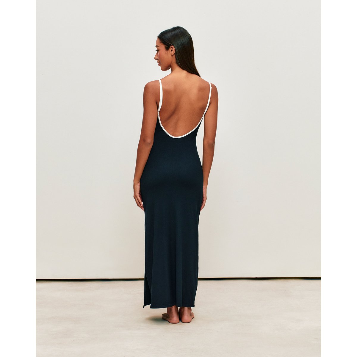 Robe longue moulante côtelée avec dos nu et coques intégrées LALLIZ noir, UNDIZ