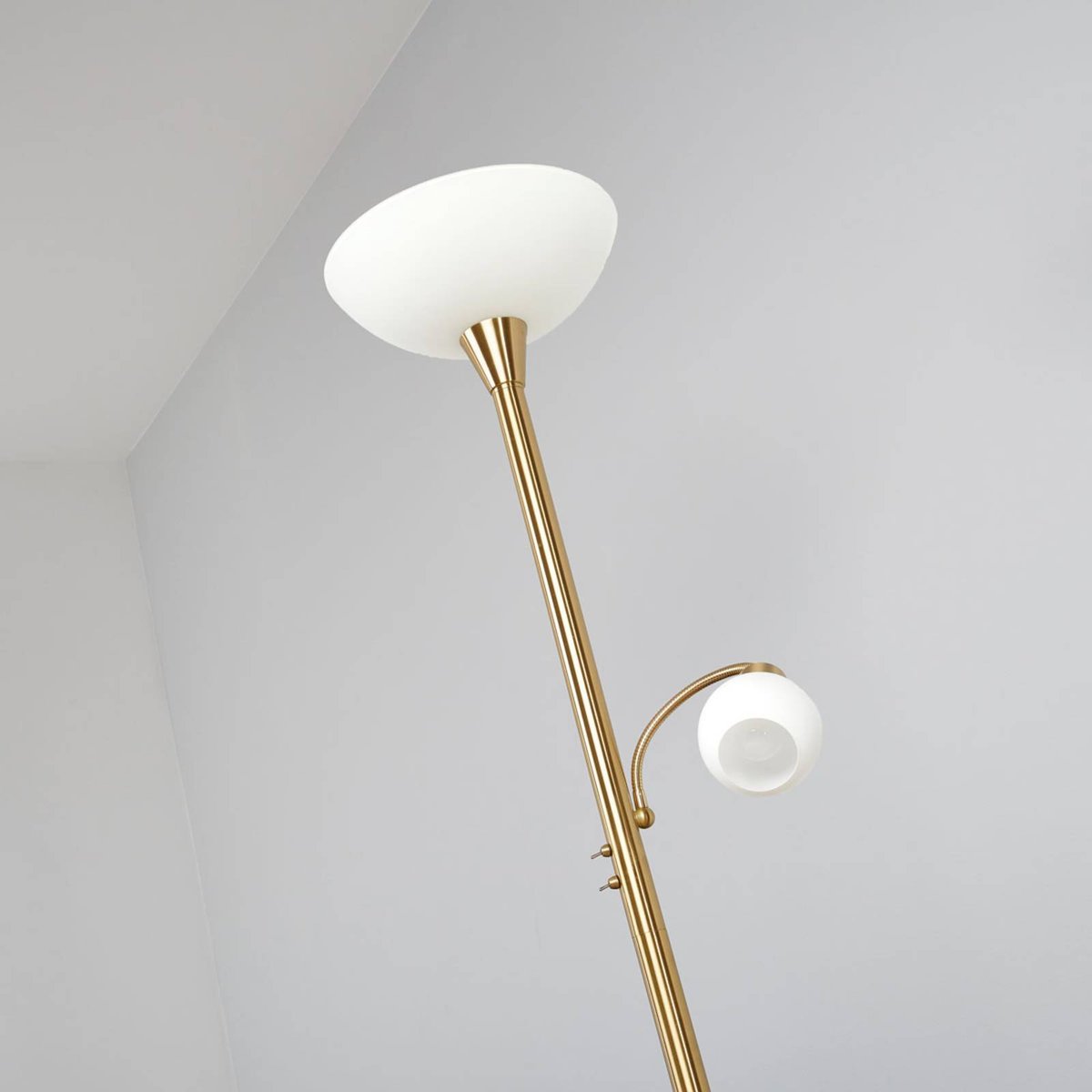 Lampadaire en métal moderne, Elaina laiton, blanc, blanc opale, LINDBY