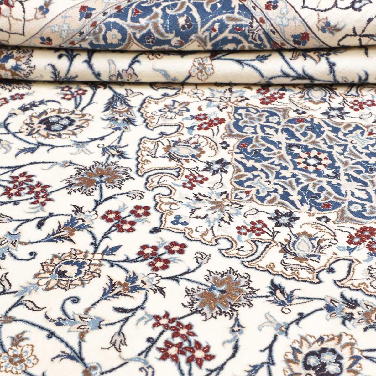 Tapis d'orient, motif oriental noué main en laine et soie crème, bleu, rouge, UN AMOUR DE TAPIS