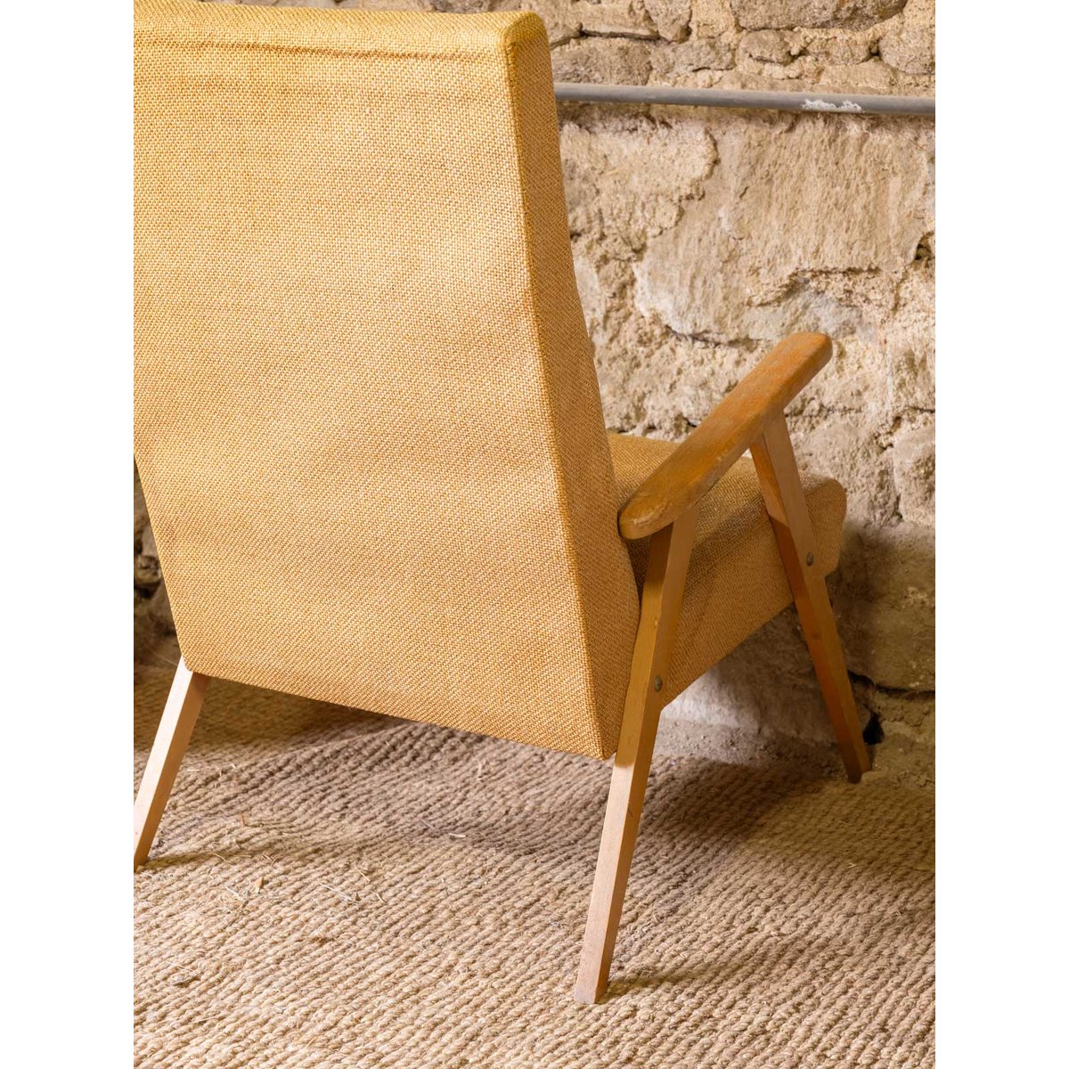 Fauteuil scandinave en tissu moutarde Jakob N°1383 - Bon état bois foncé, DEBONGOUT