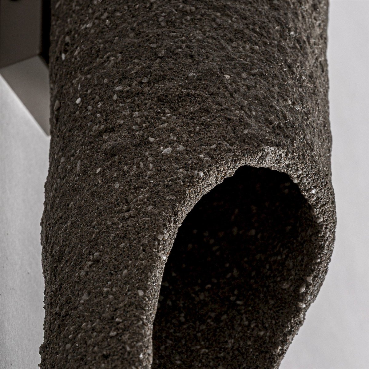 Applique murale sculpturale en papier mâché brun, gris et noir, RECOLLECTION