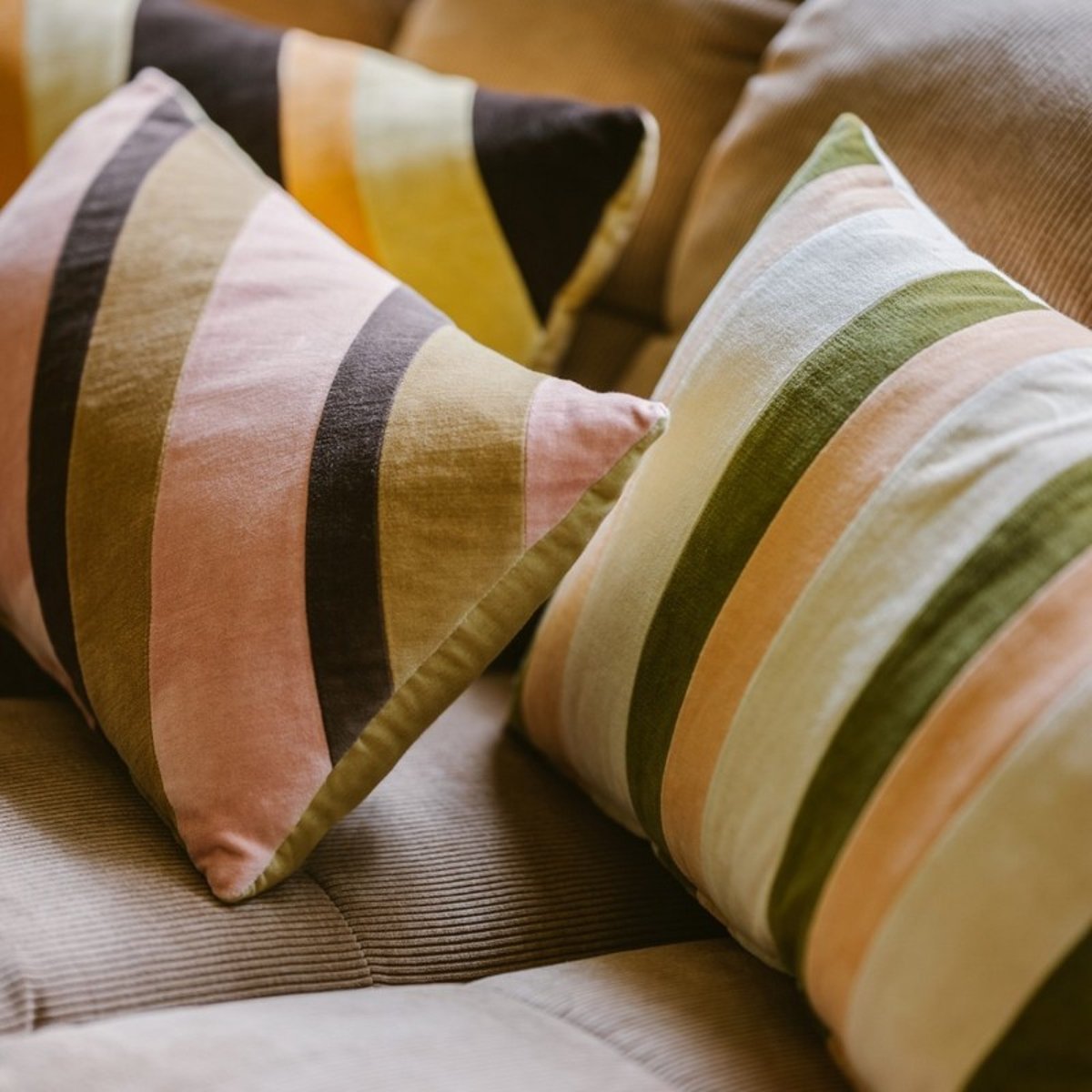 Coussin salon velours rayures Fields vert, HKLIVING