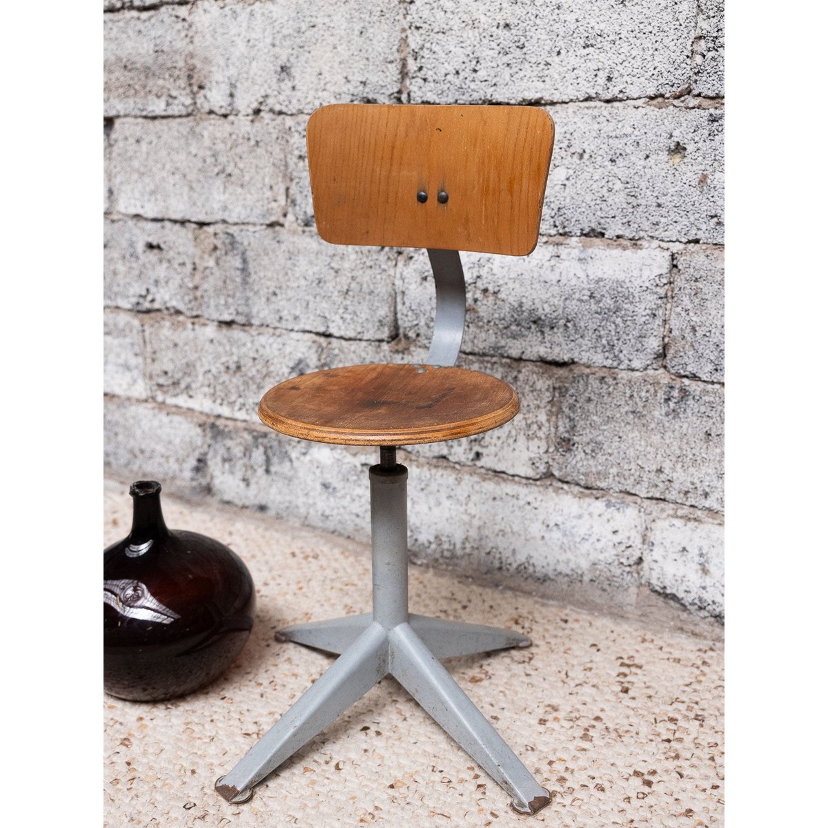 Chaise industrielle Alma N°1777 - Bon état bois clair, DEBONGOUT