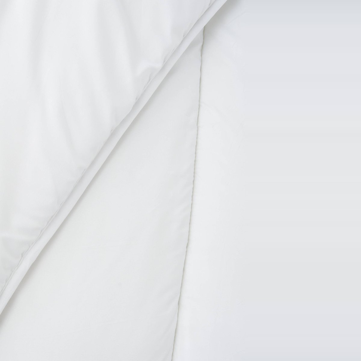 Couette microfibre, 220x240cm, 100% polyester blanc, MONOPRIX