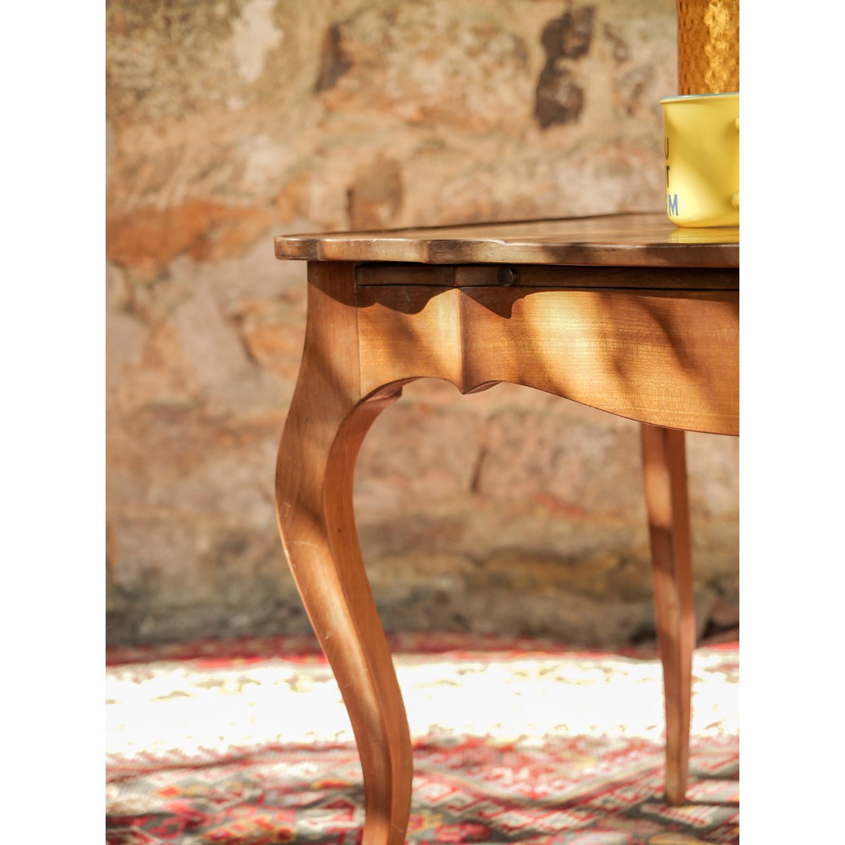 Table basse aux pieds fuselés Léonie N°1171 - Bon état bois clair, DEBONGOUT