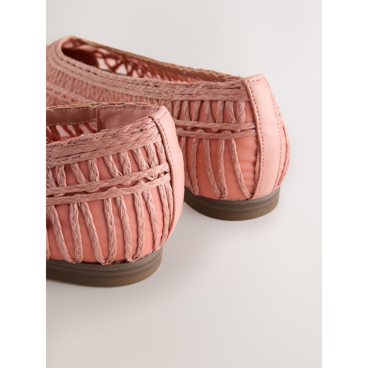 Chaussures plates en raphia à bout pointu corail, NEXT