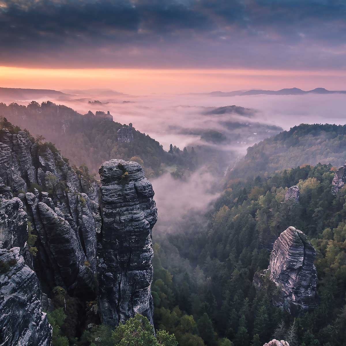 Affiche paysage sunrise on the rocks affiche + cadre en bois - noir, HEXOA