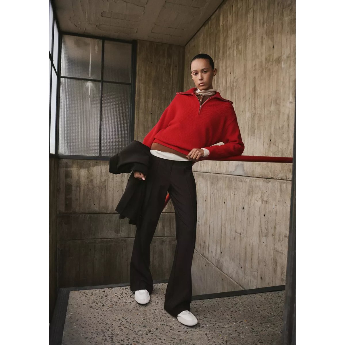 Pull col contrasté à zip rouge, MANGO