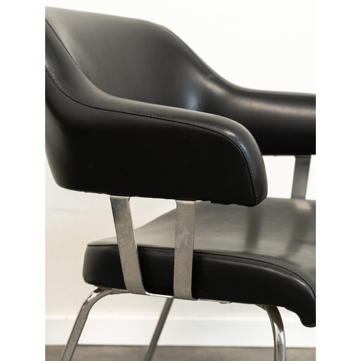Paire de fauteuils en skaï et métal Jakob N°1289 - Bon état noir, DEBONGOUT
