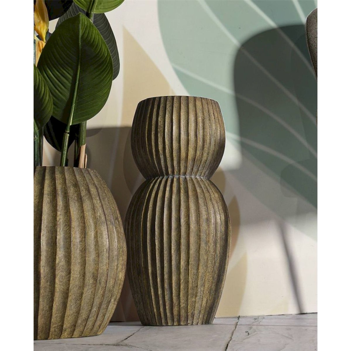 Vase sculptural au relief côtelé MODERN vert patiné, RECOLLECTION