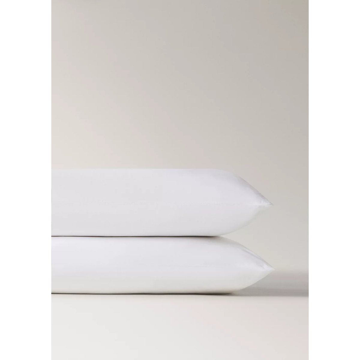 Deux taies d'oreiller en coton avec bordure en satin et passepoil contrasté, 50 x 75 cm écru, MANGO HOME