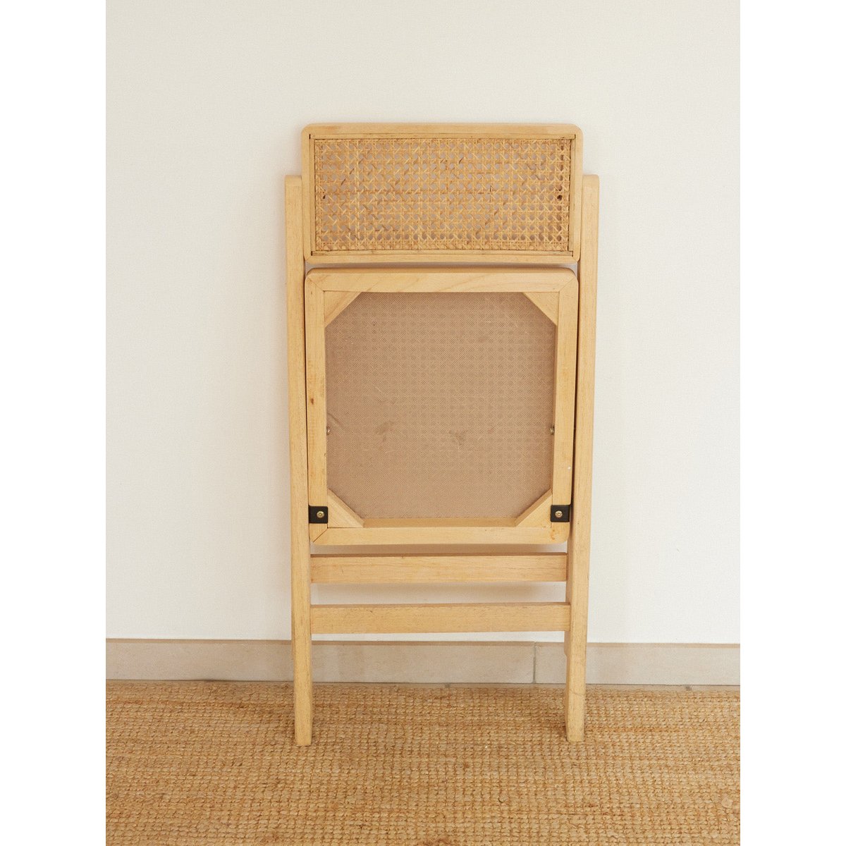 Paire de chaises pliantes en cannage Claude N°1752 - Bon état bois clair, DEBONGOUT
