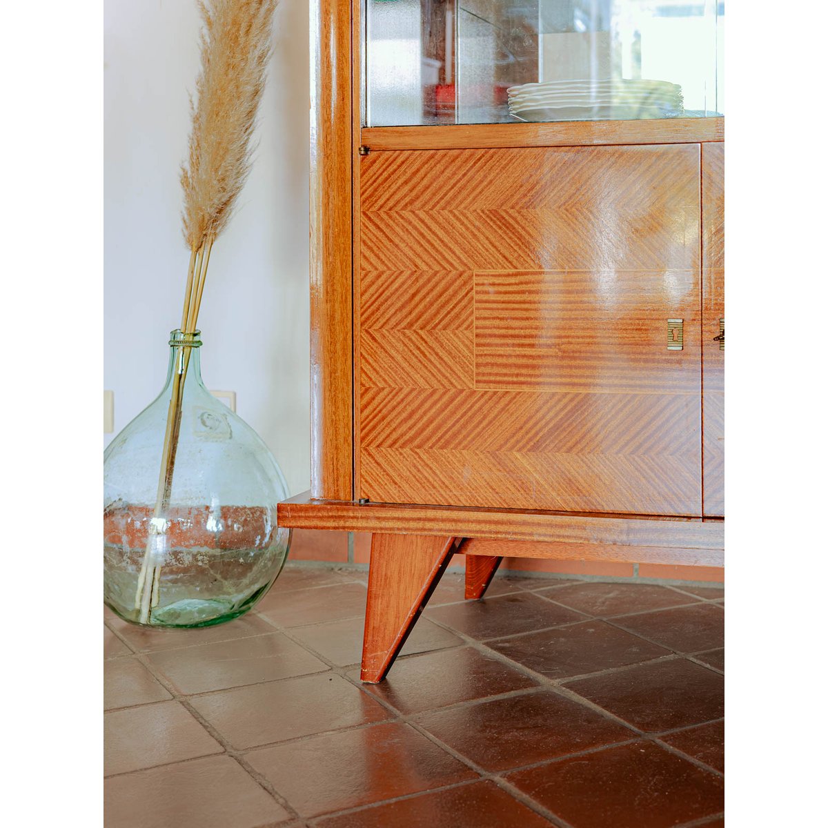 Vitrine mid-century modern Victoria N°1296 - Bon état bois clair, DEBONGOUT