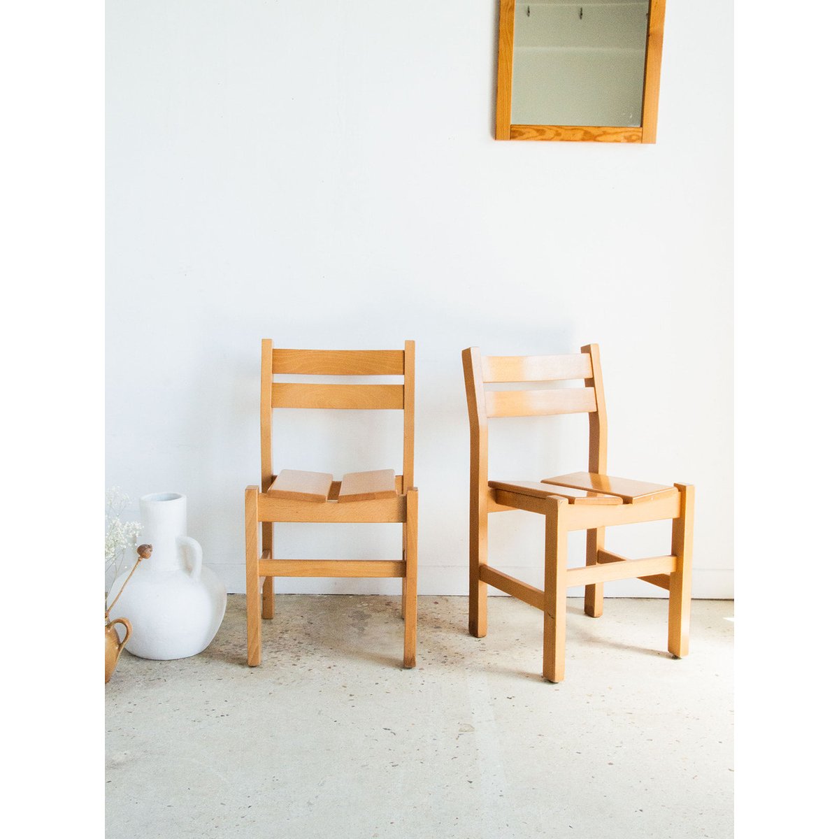 Paire de chaises en pin Alma N°370 - Bon état bois, DEBONGOUT