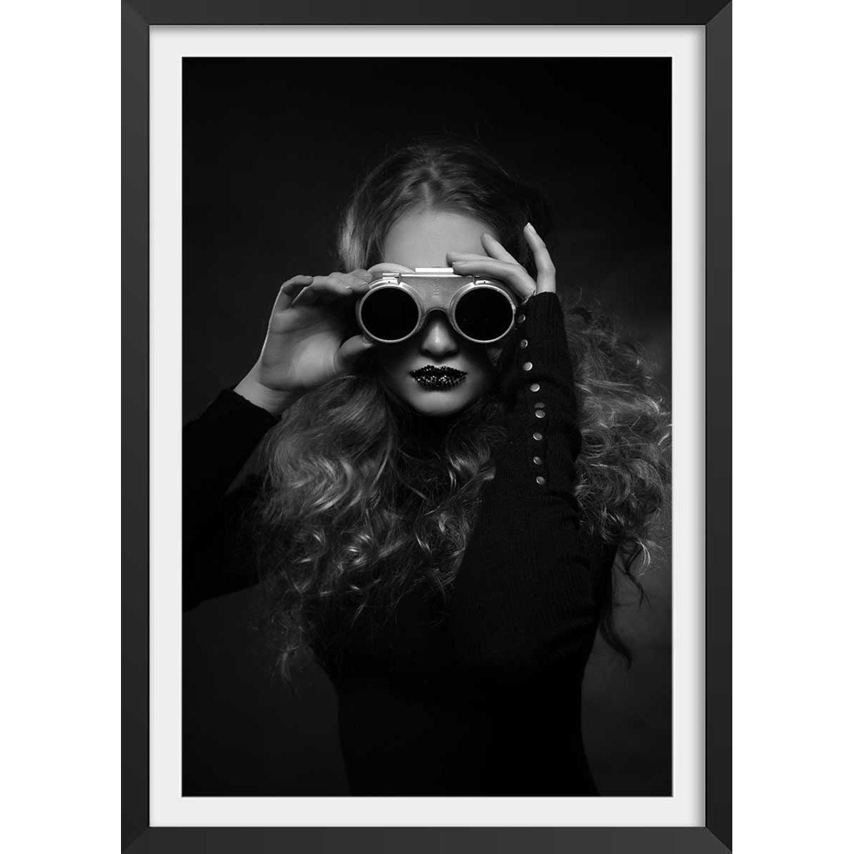 Affiche portrait de femme - Studio - Viki affiche + cadre en bois - noir, HEXOA