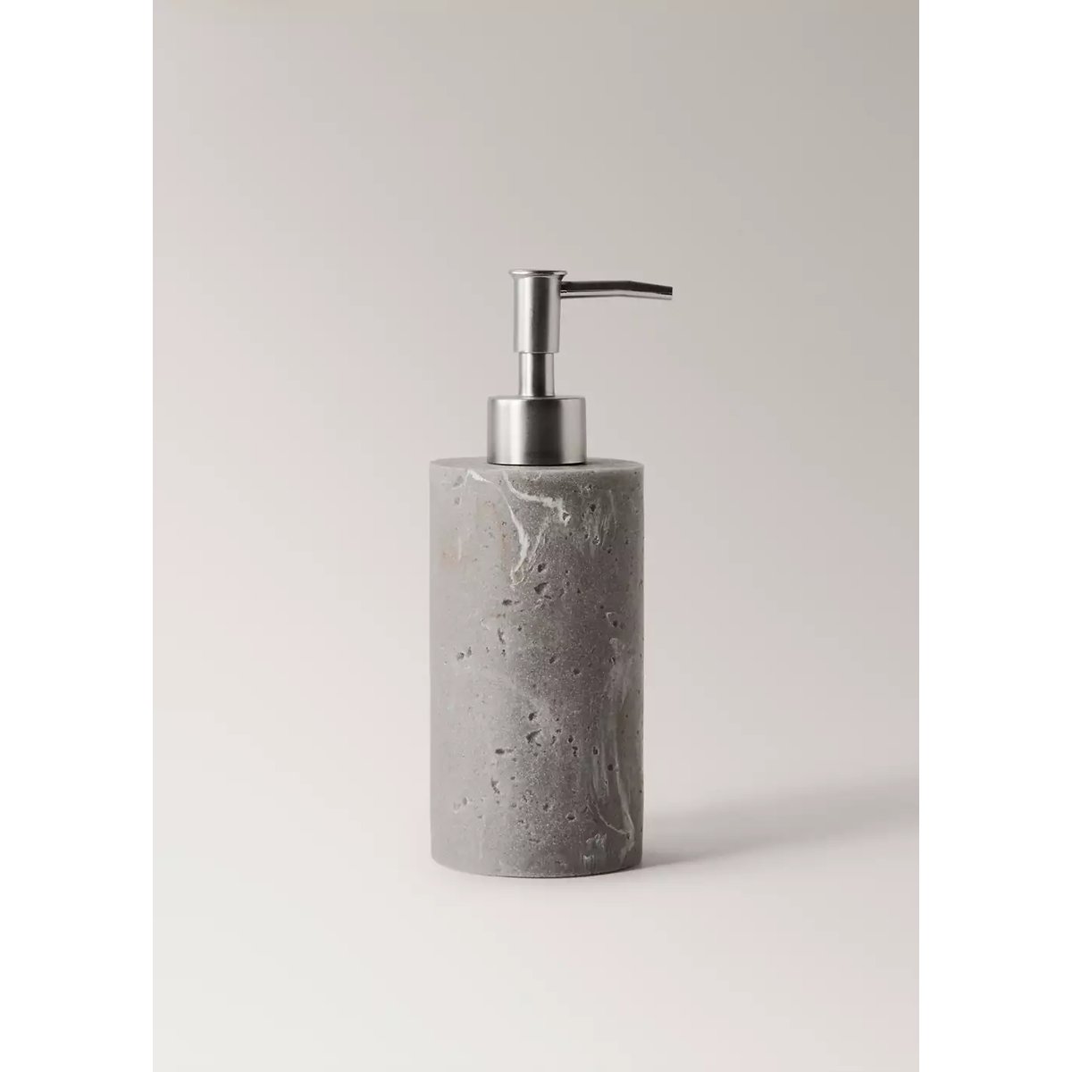 Distributeur de savon en résine effet travertin gris clair/pastel, MANGO HOME